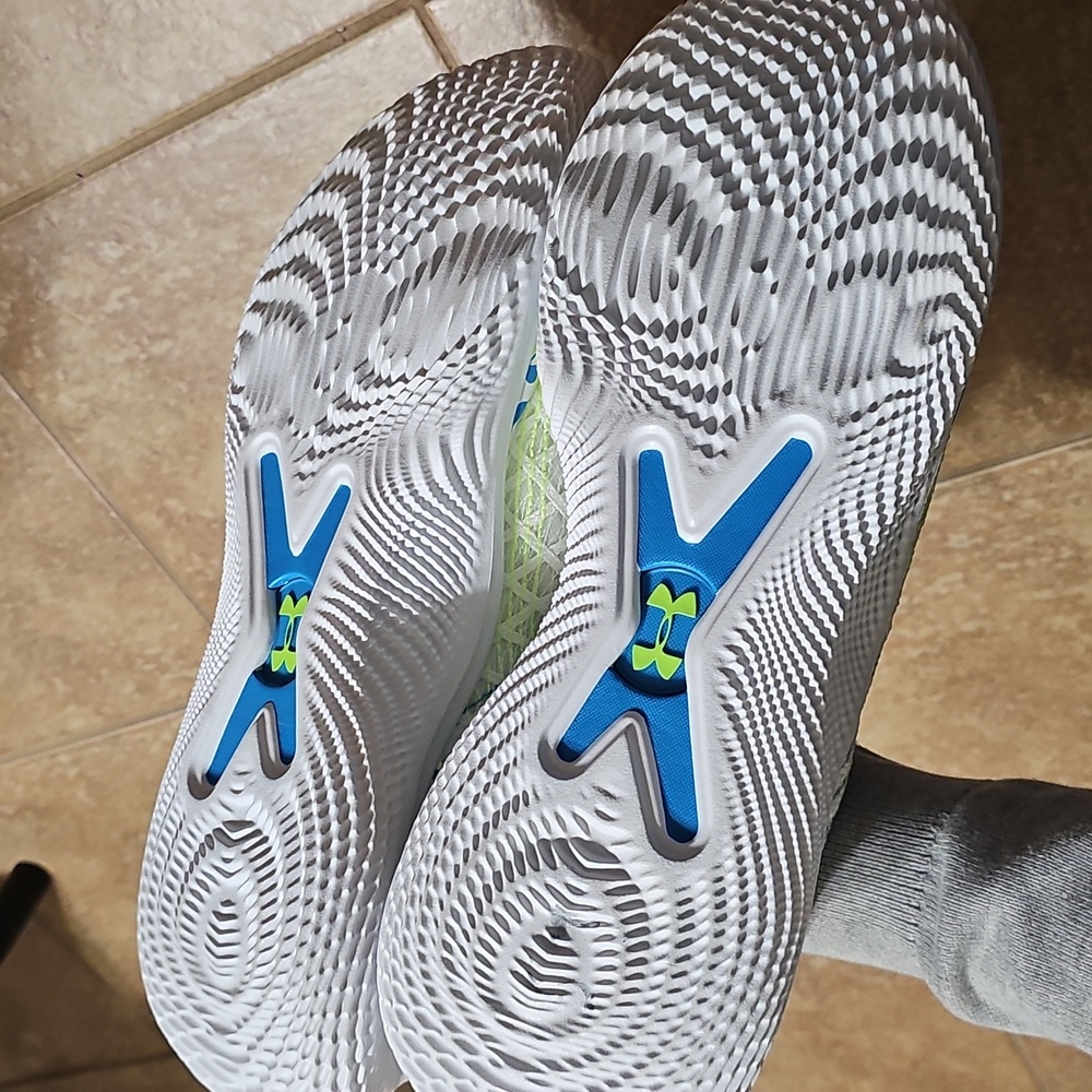 Size 16 Under Armour Curry Flow 10 Low Splash - Picture 4 of 6